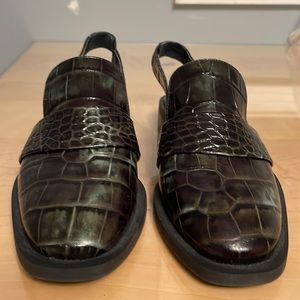 Free People brand new size 37 / 6.5 green croc embossed slides with heel strap